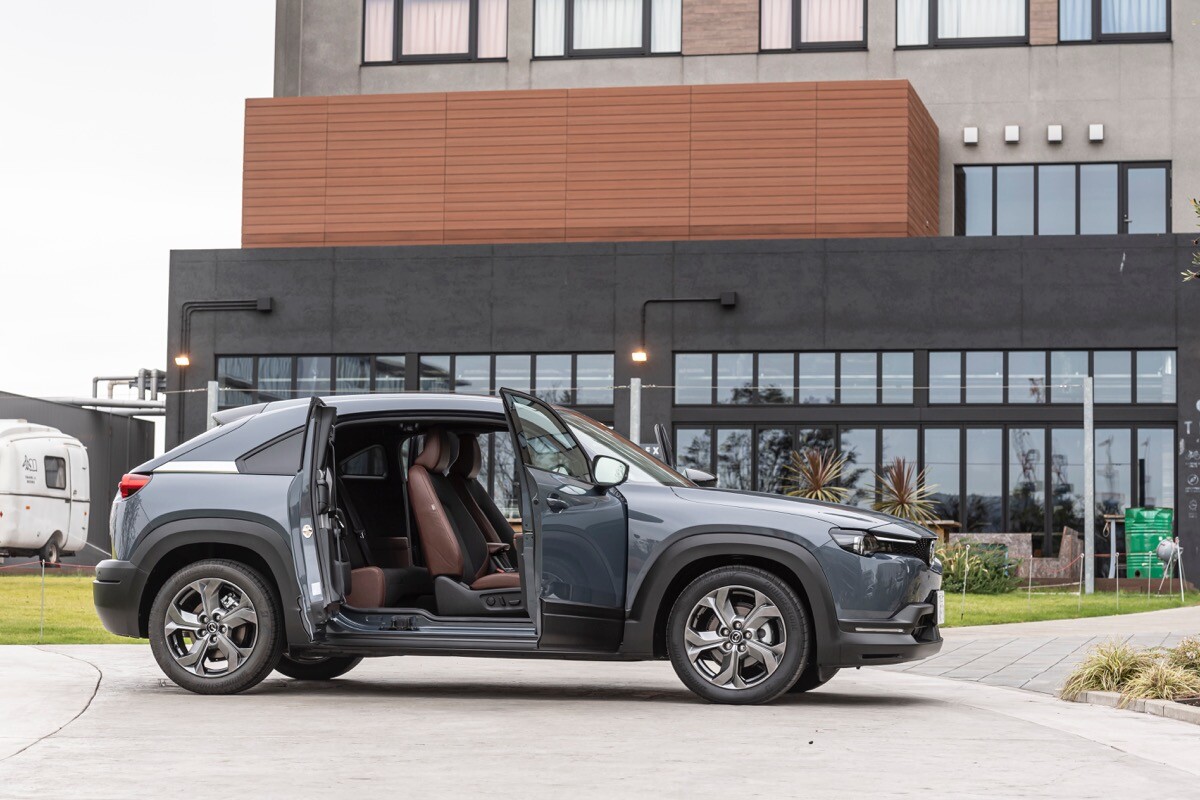 気をつけて！マツダMX-30はドアを閉める順番を間違うとシートベルトの金具がボディに・・・