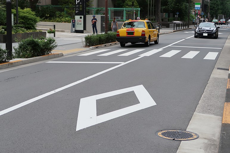 なぜ信号機のない横断歩道に歩行者がいても止まらないのか