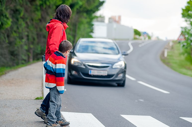 なぜ信号機のない横断歩道に歩行者がいても止まらないのか