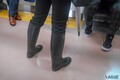 電車内での濡れた傘問題！ 通勤ラッシュ時、迷惑にならない持ち方の正解は？ SNSの声をチェックしてみた結果...