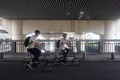 「大阪城」から「大阪・関西万博」へ「ブロンプトン」オールラインアップ試乗!! アストンマーティンに喩えるとしたら…？ 旅にオススメの1台とは