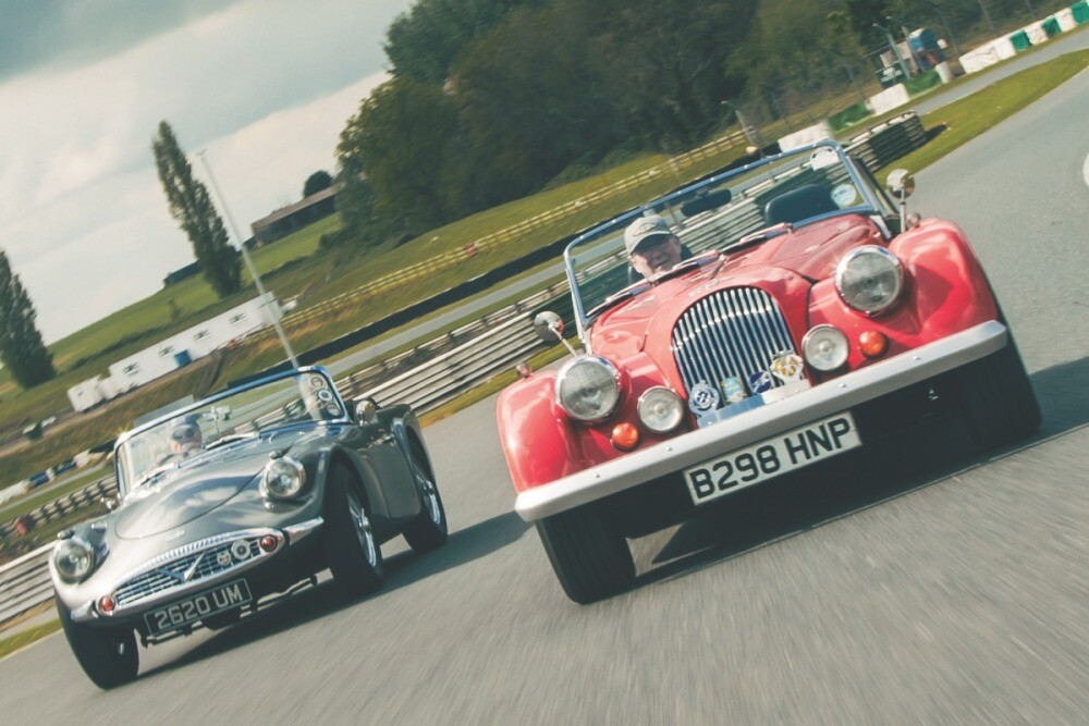 木製フレームに身体へ響く乗り心地　デイムラーSP250 ＆ モーガン・プラス8（2）　英国製V8の世界