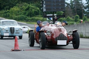 タイヤで“線”を踏むことに1000分の1秒を競う！クラシックカーの「線踏み」練習会のシビアさがすごい