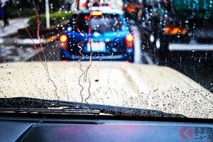 梅雨シーズンで“車内”も「湿気MAX」に！ イヤ～な「ジメジメ」どう対策する？ 超手頃「ワンコイングッズ」や「心遣い」で変わることも 今から始めたい「クルマの梅雨対策」は？