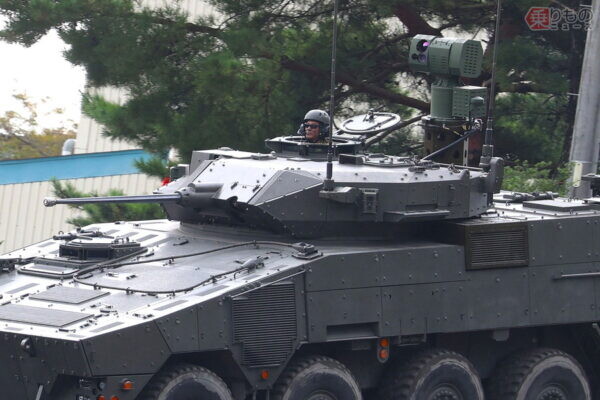 目前を疾走！「新たな日の丸戦闘車両」ポイントは背中の巨大ドーム＆伸縮マスト 動画で見せます