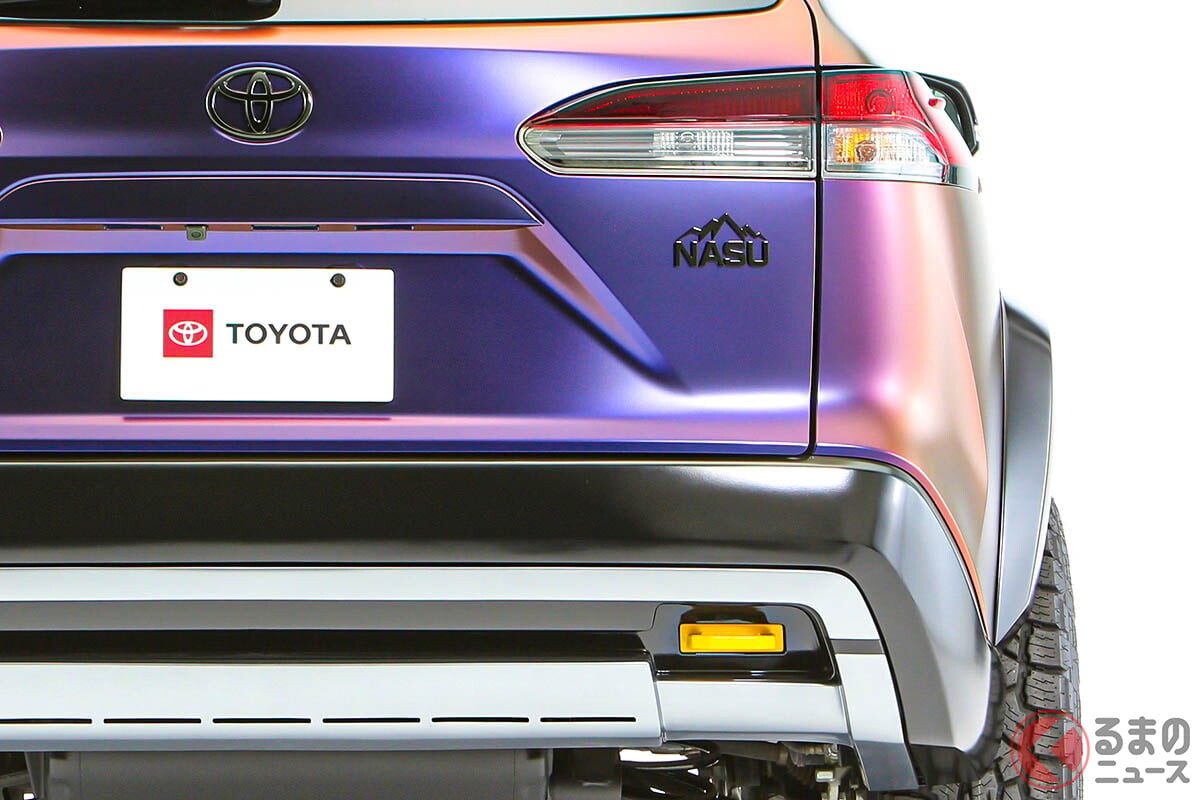 トヨタ“新”「カローラ“クロス”」初公開！ 穴開き「ボンネット」＆迫力フェイスの「なす」仕様！ 約200馬力の「リフトアップモデル」米国に登場へ