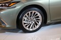 新型セダン、レクサス「ES」が発売　量産車世界初となるドアミラーレスを採用