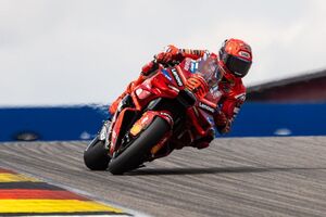 ドイツで無敵のマルク・マルケス、独走で今季7勝目！　完走10台のサバイバルを兄弟ワンツー｜MotoGPドイツGP決勝