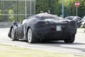 フェラーリの新型ハイパーカー出現！ モコモコ膨らむ偽装の下にあるのは「なめらかボディ」？