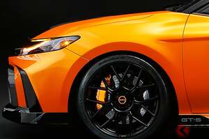 トヨタ「新スポーツセダン」公開！ 足回り強化＆「230馬力超え」のパワトレ搭載！ 黒ボンネット×ルーフもカッコいい「カムリ“GT-S”」米国で登場