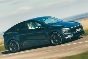 胸すく速さと身のこなし　テスラ・モデルY パフォーマンス　「インセイン」で0-100km/h 3.3秒