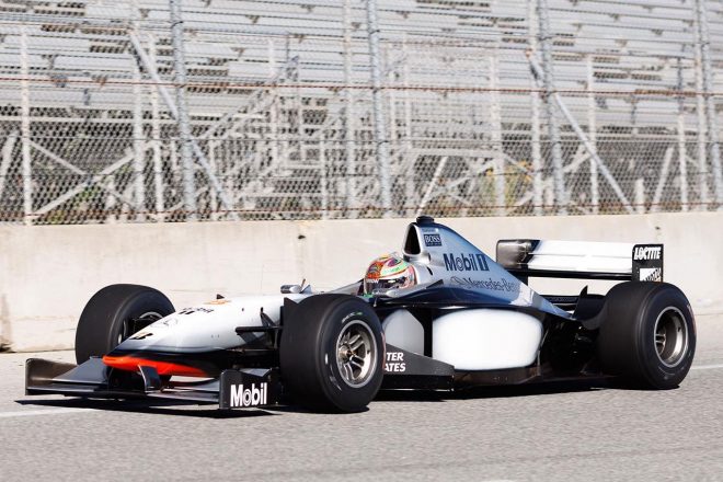 パト・オワード、マクラーレンMP4-13をドライブ。元F1王者ミカ・ハッキネンがサポート