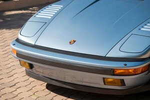 世界に1台だけのカラーを纏う「911ターボ  フラットノーズ カブリオレ」が約6390万円で落札