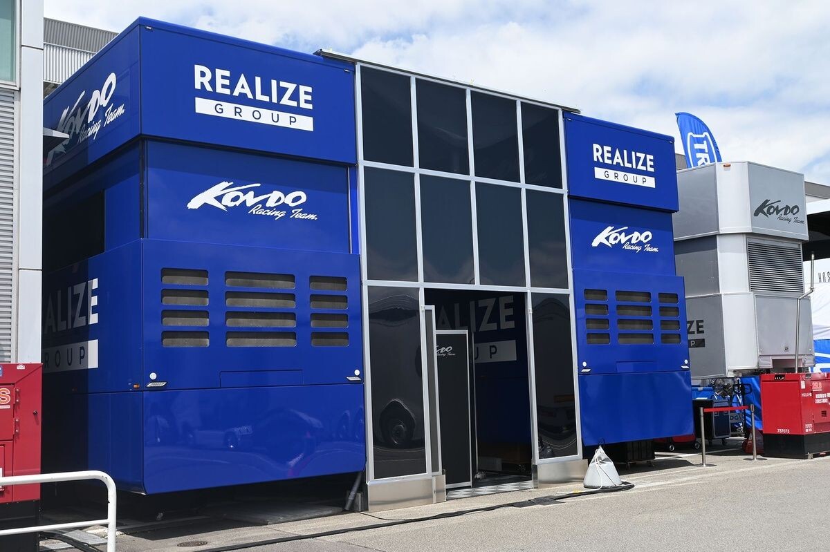 ここはF1か……！？　国内レースに登場したKONDO RACINGの豪華モーターホーム。独自構想の力作には苦労とこだわりが