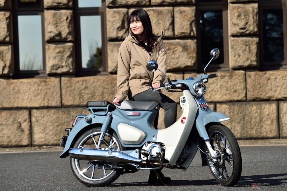 女性や初心者にもオススメしたい 初心者女子ライダーの高梨はづきが カブシリーズの最上級モデル スーパーカブc125 に乗ってみました バイクのニュース 自動車情報サイト 新車 中古車 Carview