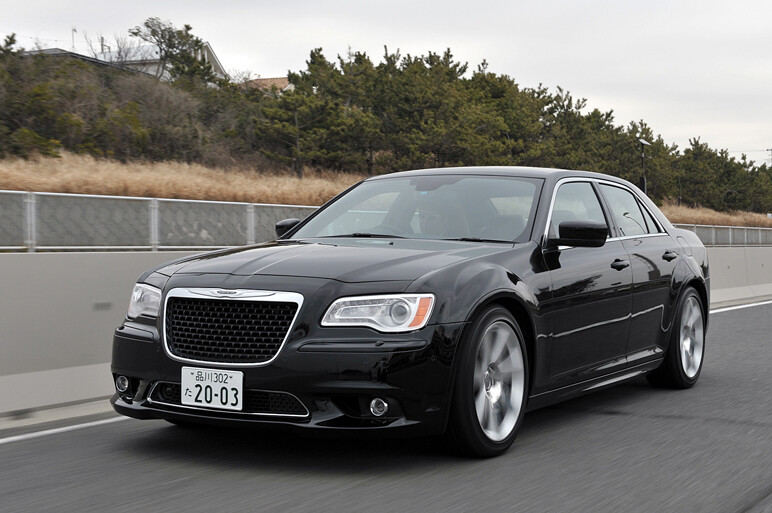 クライスラー300、V8・高性能版の走りは？