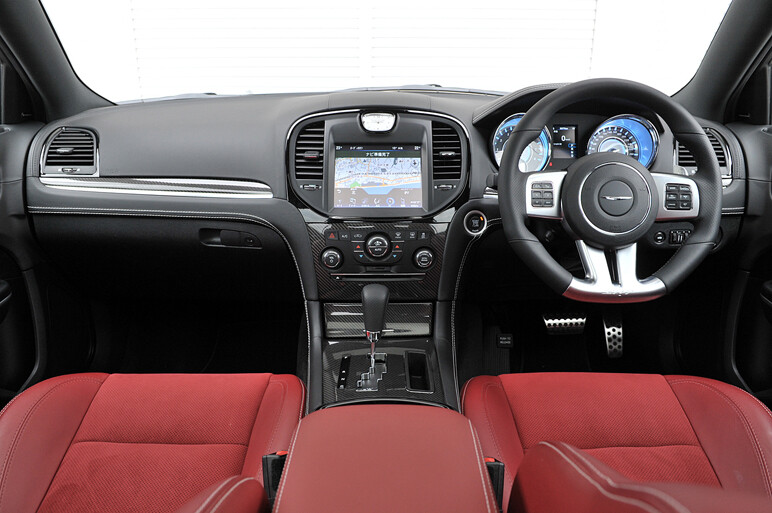 クライスラー300、V8・高性能版の走りは？