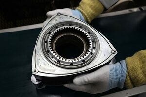 マツダ、約11年ぶりにロータリーエンジン搭載車の量産を開始。2012年6月のRX-8の量産終了以来