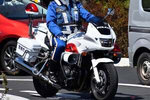 まれに見かける「白バイコスプレおじさん」……これって違反にならないの？