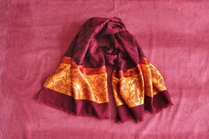 色と柄で装いに詩情を添えるエトロ──2025年の秋冬スタイルを小物でアップデートする