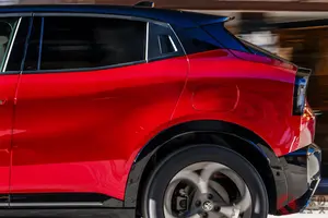 新「FF・4WDコンパクトSUV」発表に反響殺到！ パワフルな「1.2リッター」エンジン搭載！ 精悍マスク＆全長4.2m級サイズに「欲しい」の声も！ スポーティ仕立てのアルファロメオ「ジュニア スポルトスペチアーレ」伊国で登場