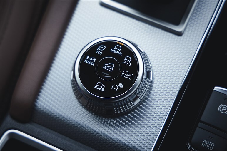 ハリアーVSアウトランダー「PHEV決戦」　価格差約10万円…走り、装備、どっちがイケてるかチェックしてみた