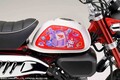 【ホンダ】サンリオコラボ純正アクセサリー「“Honda × Kuromi” モンキー125用タンクサイドパネル」が受注期間限定で発売！