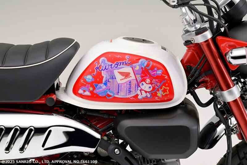 【ホンダ】サンリオコラボ純正アクセサリー「“Honda × Kuromi” モンキー125用タンクサイドパネル」が受注期間限定で発売！