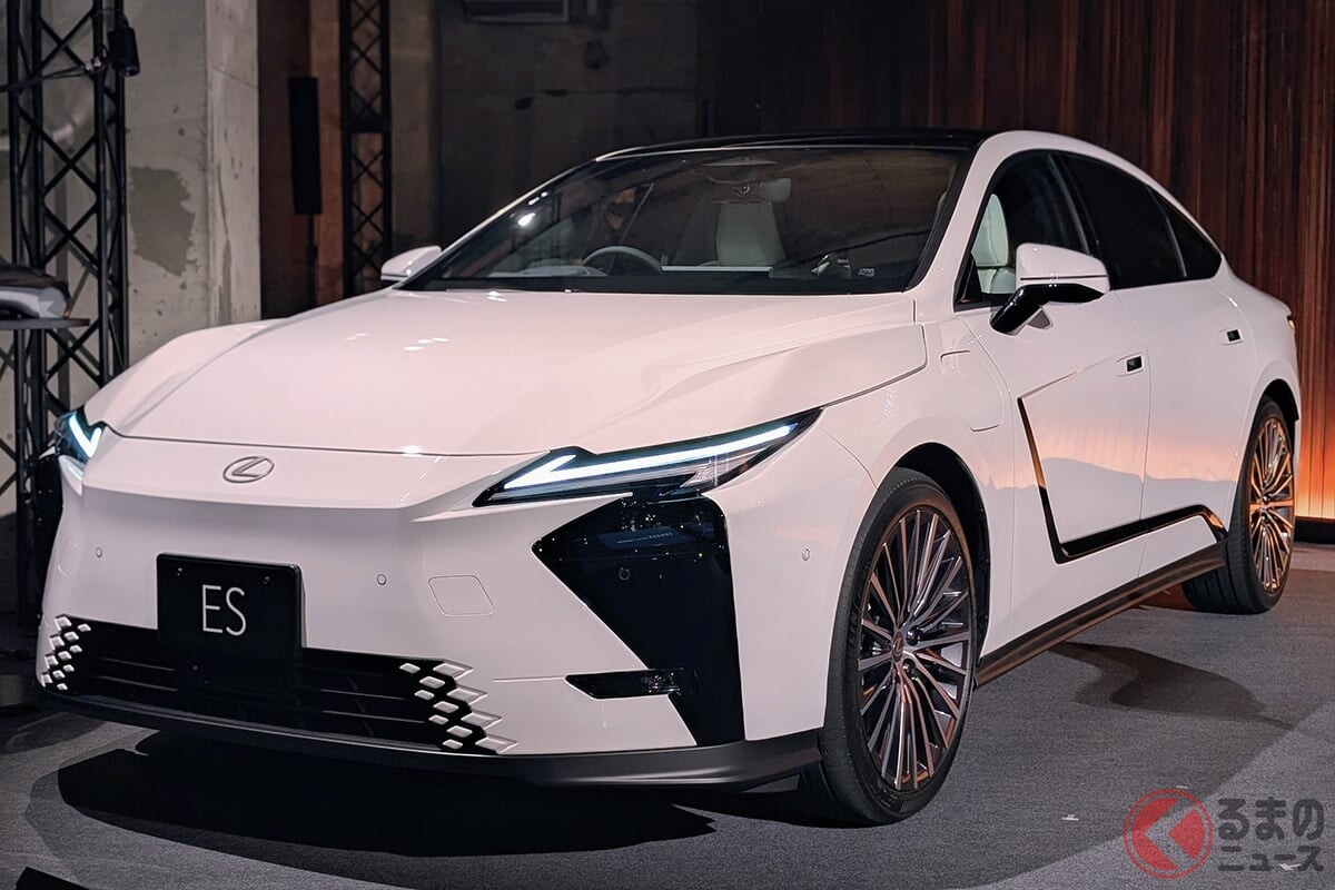 レクサス新型「ES」日本初公開！ 2026年春に「3つのパワートレイン」導入へ！ 7年ぶりの全面刷新で斬新「スピンドル顔」＆“LEXUSロゴ”光る「一文字ライト」採用！ 気になる日本仕様とは？