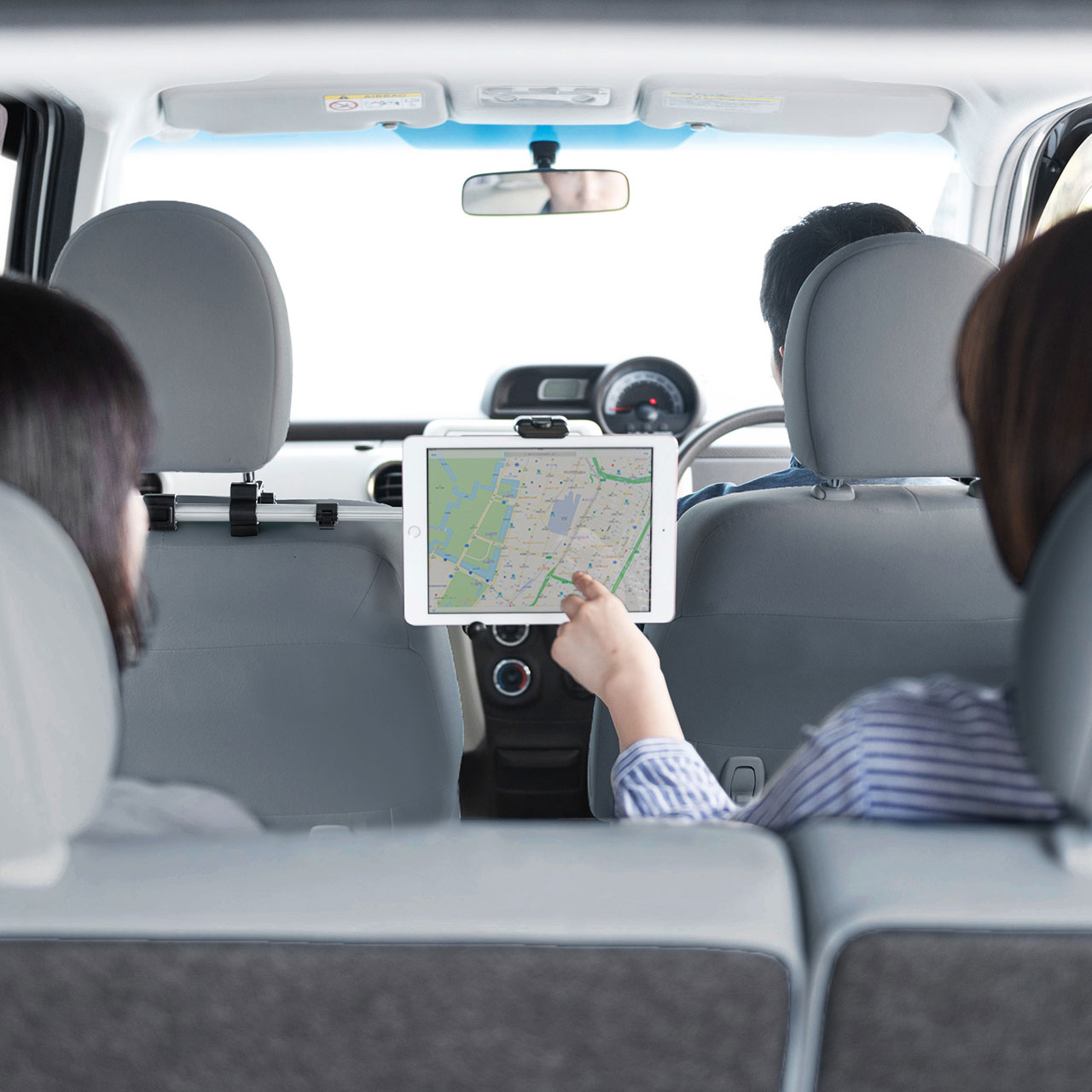 ヘッドレストに簡単設置で快適ドライブ 後部座席用タブレットホルダー Car Hld12bk Driver Web 自動車情報サイト 新車 中古車 Carview