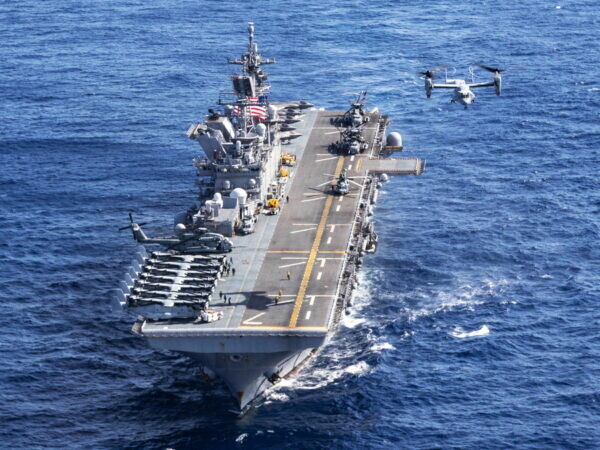 佐世保の「空母みたいな巨艦」米海軍の最新艦に！ ただ交代しても “全部同じじゃないですか!!” 案件か
