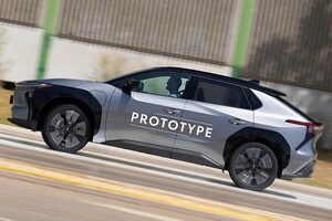 改良でパワフル＆タフに　2026年仕様 トヨタbZ4X　レクサス譲りのタッチモニター獲得