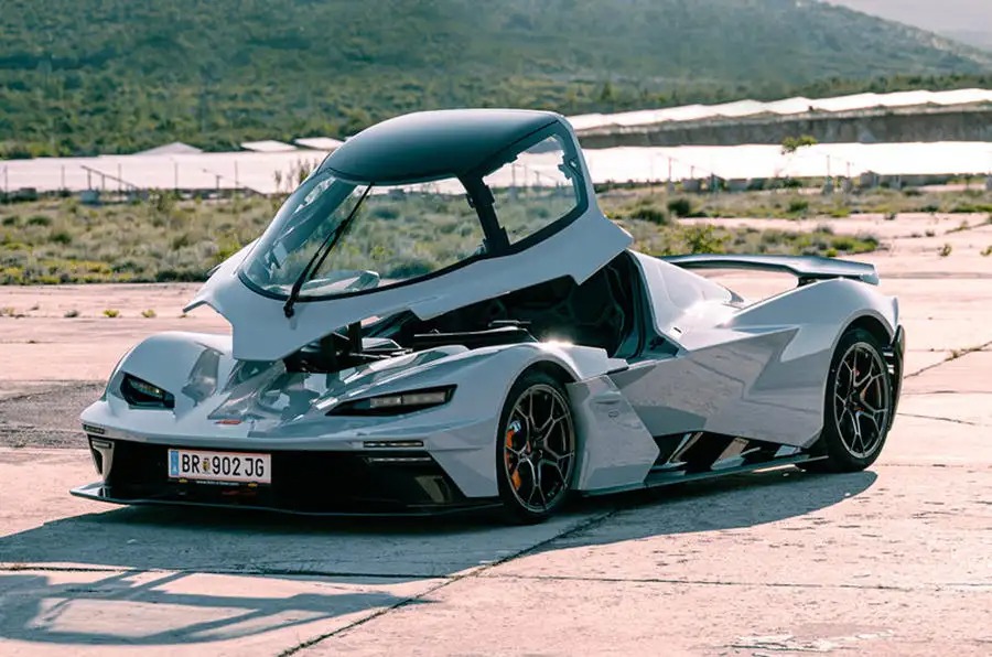 乗降はまるで戦闘機 KTM レース由来の軽量スポーツカー、クロスボウGTXR公開（AUTOCAR JAPAN） 自動車情報・ニュース