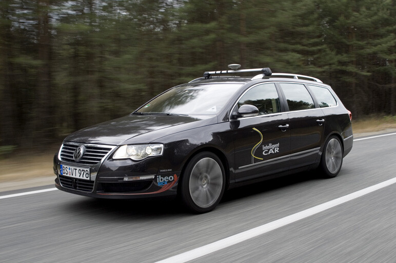 パサート史上最強モデル R36に岡崎五朗が試乗！