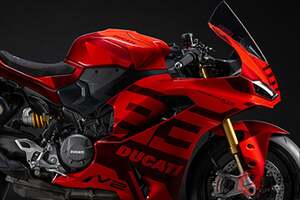 ドゥカティ「“限定”スーパースポーツ」発表！ オシャレな外観?超絶パフォーマンスに注目！ MotoGPライダーに捧げる「パニガーレV2 MM93／FB63」26年に日本導入