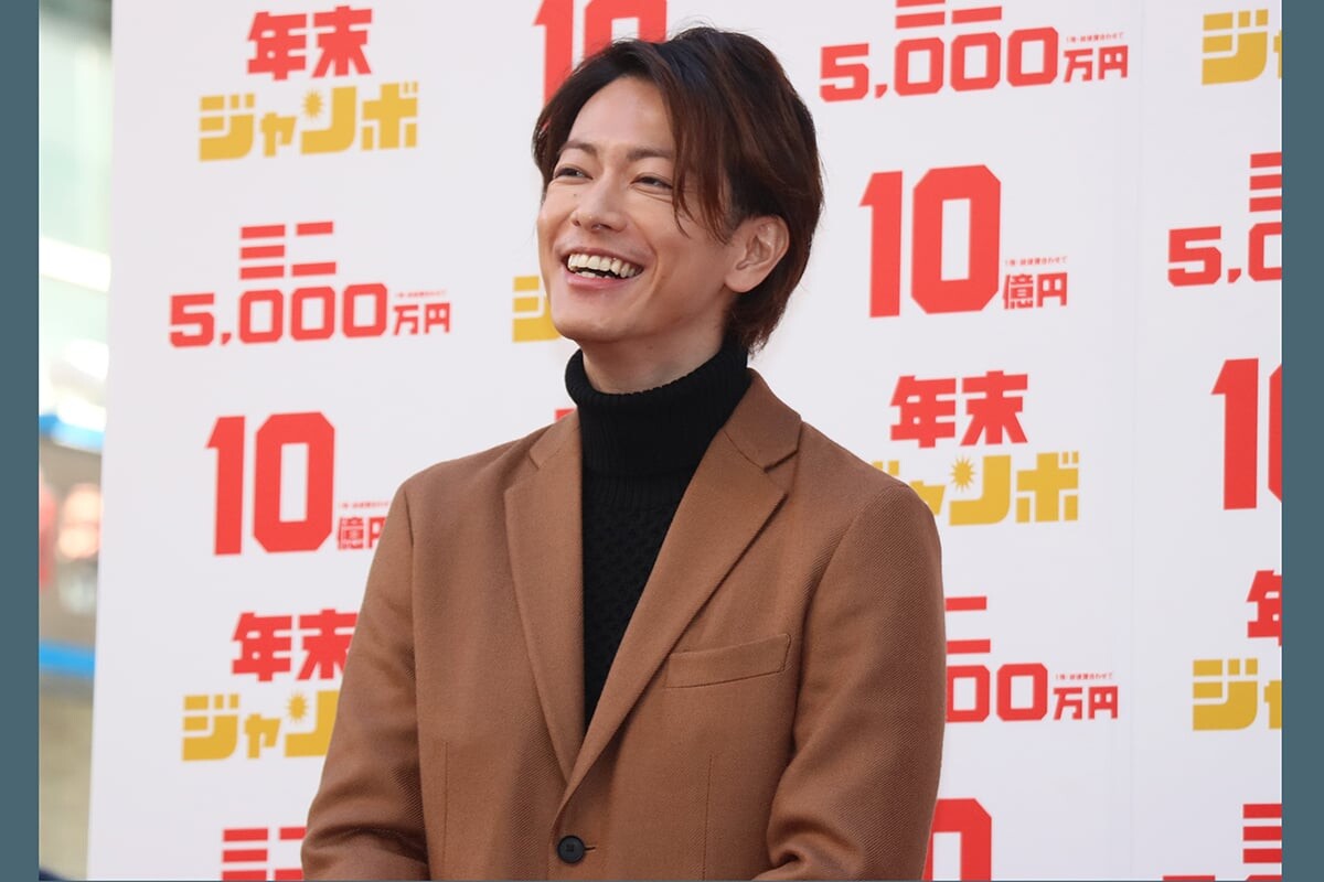 俳優「佐藤 健」の“愛車”「高級SUV」どんなクルマ！ 「運転中の健くんが素敵」声もあるイケメン俳優の「本格モデル」とは