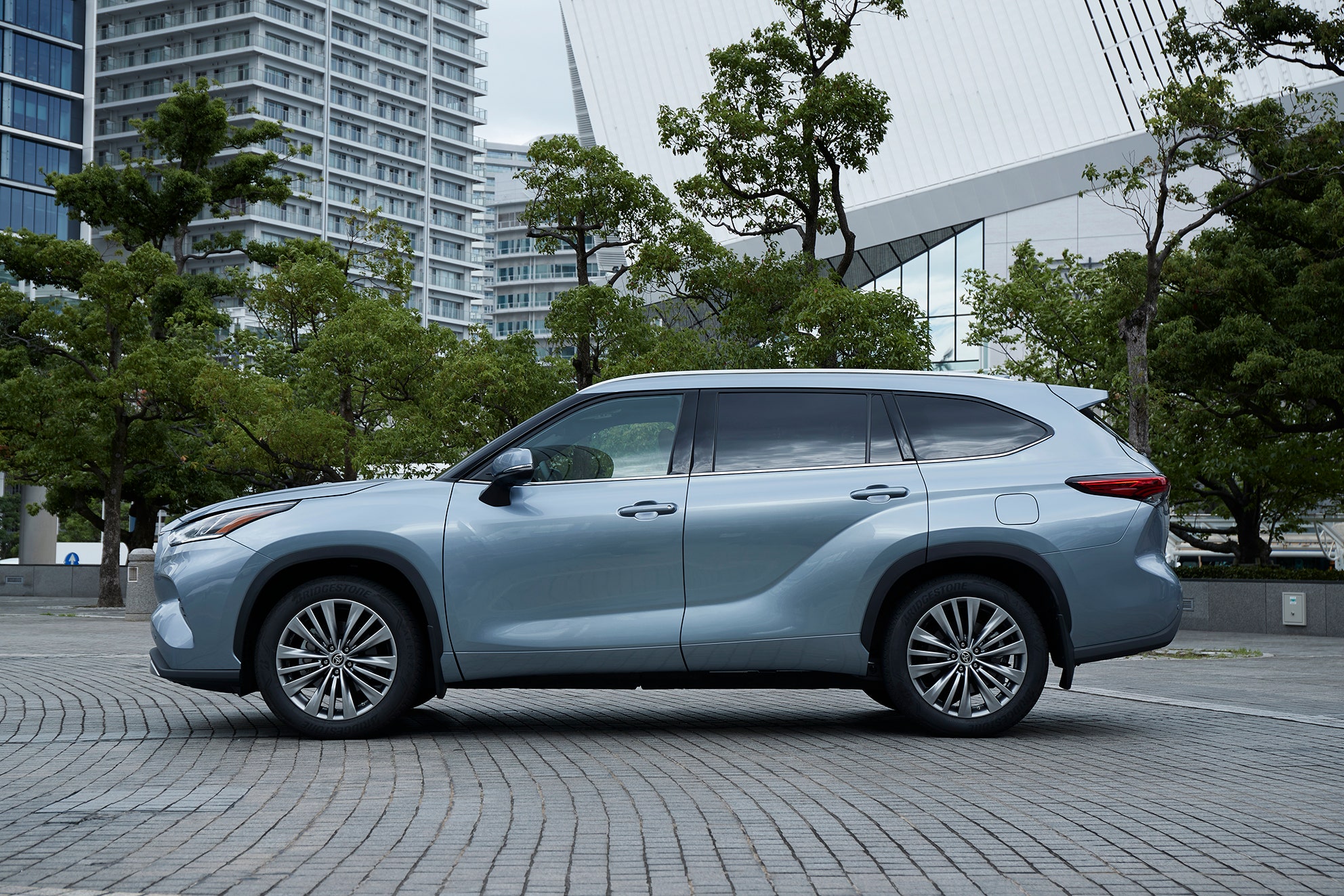 日本で乗るのも案外イイぞ！ トヨタ・ハイランダー試乗記（GQ JAPAN