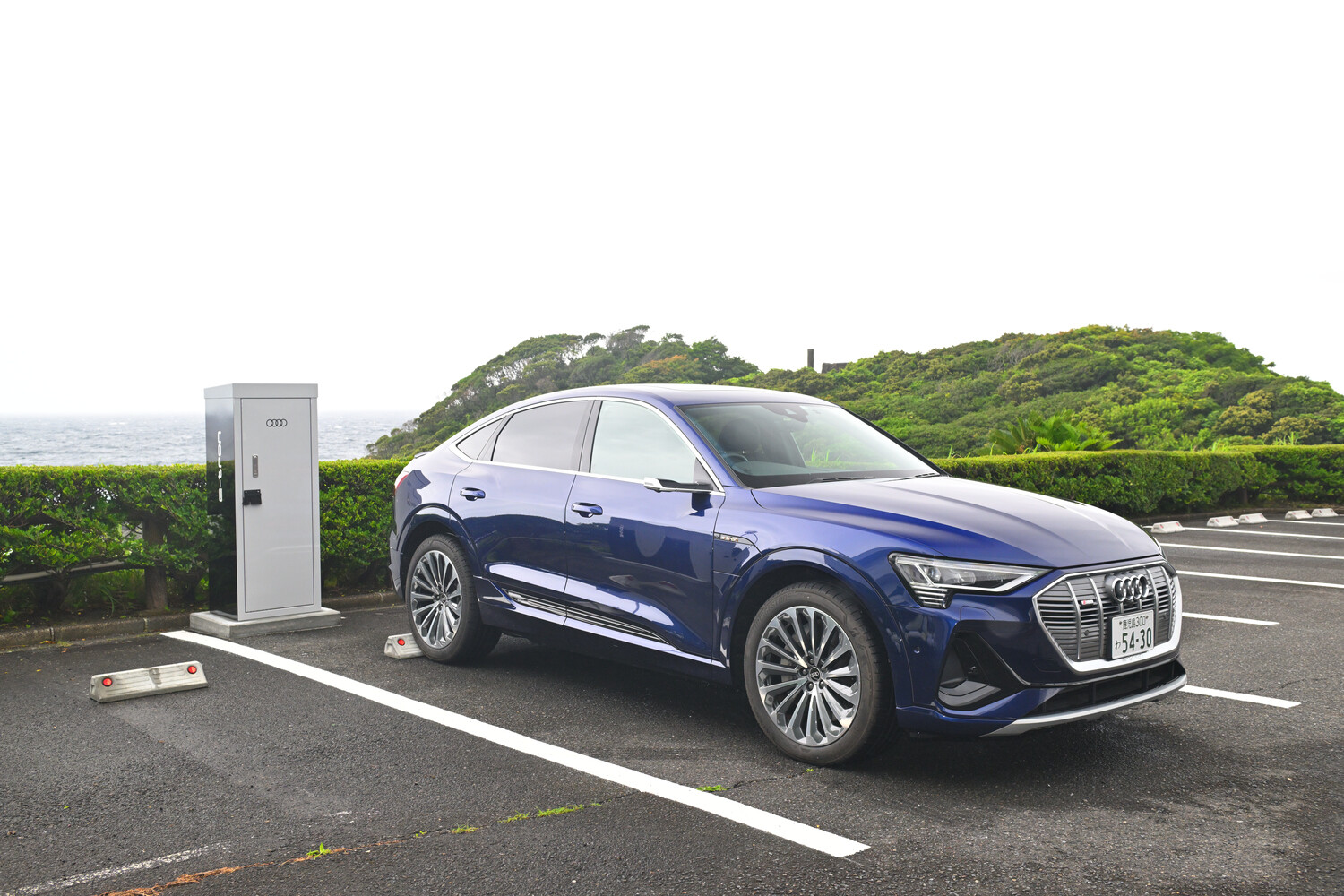 EV用充電器を潮風から守れ！　耐塩害ボックス付き充電器をアウディジャパンがまさかの自社開発