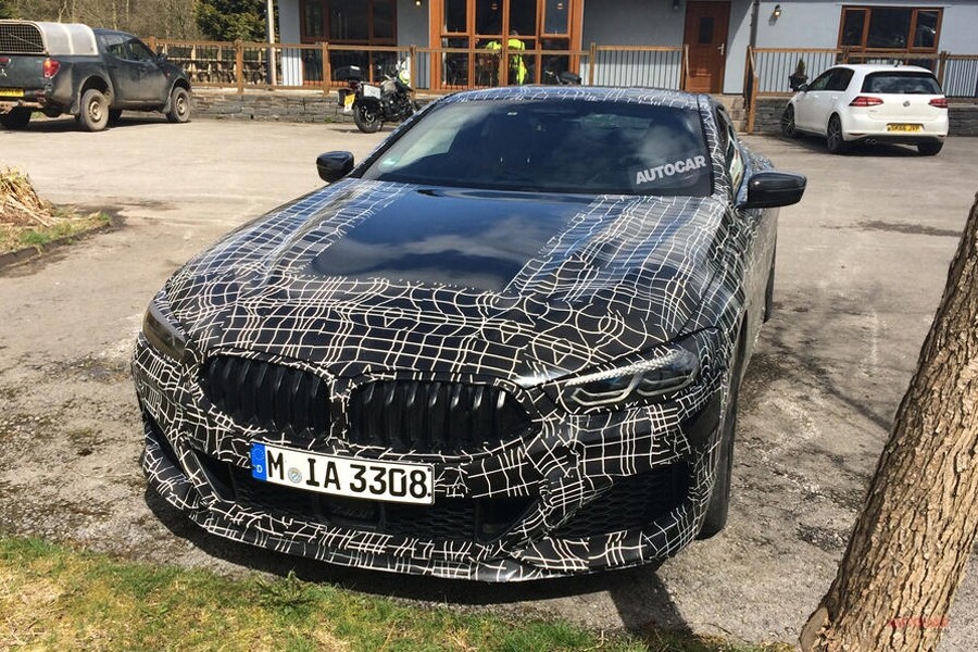 BMW 8シリーズ市販仕様　6/15公開　ウェールズで読者が遭遇