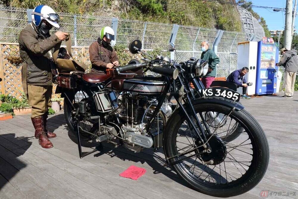 懐かしい!! こんなバイク見たこと無い!? 旧車好きが集まった海沿いの駐車場は、かつて有料道路の料金所があった場所