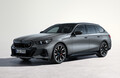 新型BMW5シリーズ ツーリングが日本デビュー。48Vマイルドハイブリッドシステムを採用したディーゼル仕様とピュア電気自動車のi5を設定