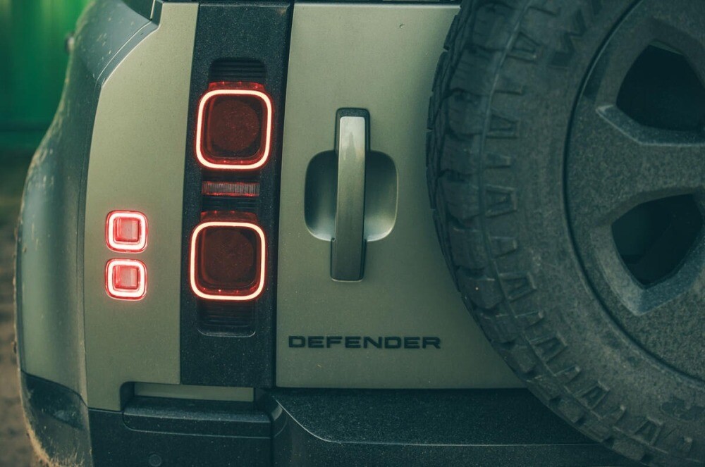 ディフェンダー小型版？　ランドローバー、オンロード重視の新SUV開発中　2027年にも発売か