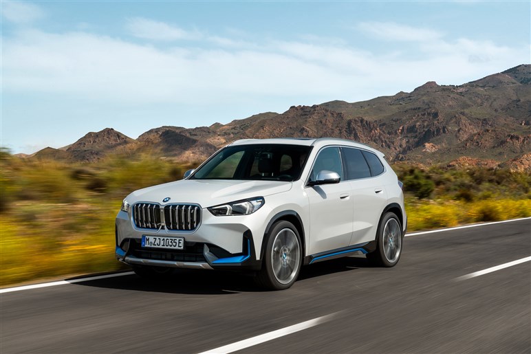 BMWが新型X1を発売、556万円から。ディーゼル廃止、航続距離465kmのiX1追加