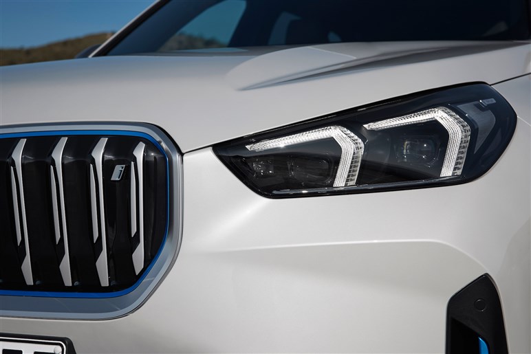 BMWが新型X1を発売、556万円から。ディーゼル廃止、航続距離465kmのiX1追加
