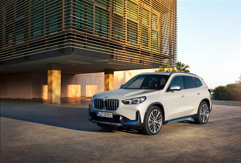 BMWが新型X1を発売、556万円から。ディーゼル廃止、航続距離465kmのiX1追加