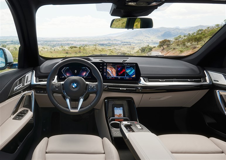 BMWが新型X1を発売、556万円から。ディーゼル廃止、航続距離465kmのiX1追加