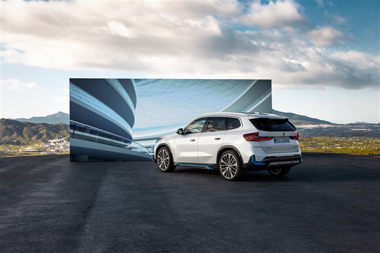 BMWが新型X1を発売、556万円から。ディーゼル廃止、航続距離465kmのiX1追加