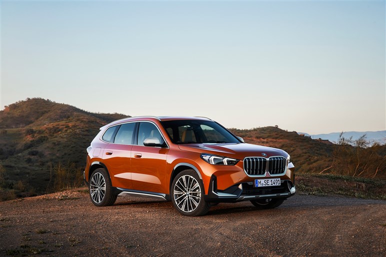 BMWが新型X1を発売、556万円から。ディーゼル廃止、航続距離465kmのiX1追加