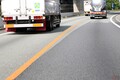 高速の分岐、間違えたらどうする？ 進路変更したくてもできない長すぎる黄色線は何のため？