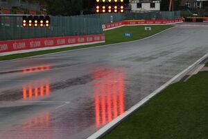 雨のベルギーGP、天候回復待ちで1時間以上ディレイ……ドライバーから賛否両論「安全が一番」「こんなのウエットレースじゃない」